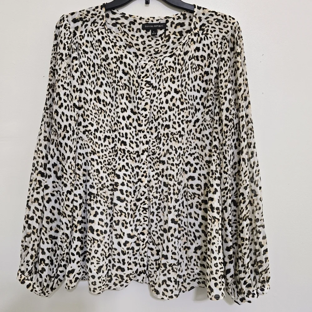 BANANA REPUBLIC size Large Long Sleeve Pleated Animal Print Button Lined‎ Blouse